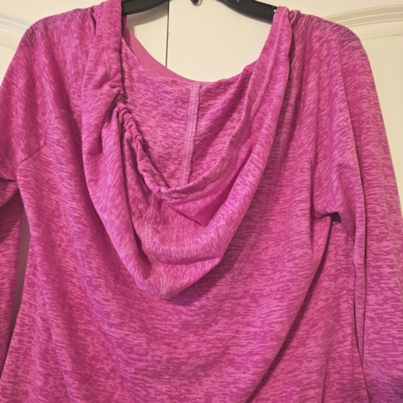 Old Navy Active Lightweight Hooded Shirt. - Picture 2 of 5